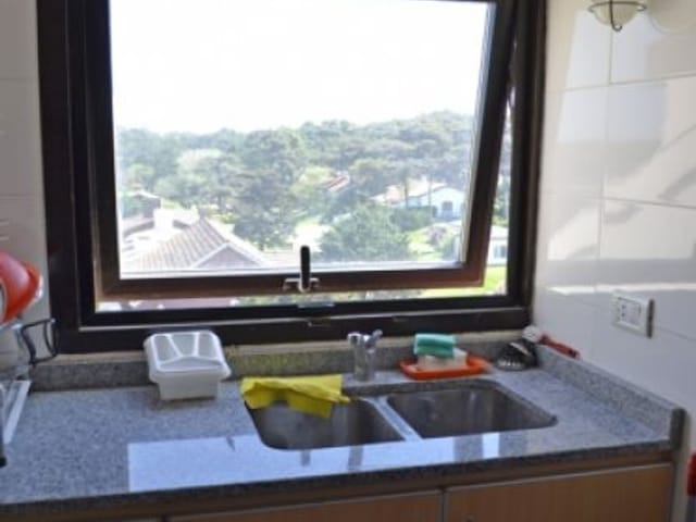 Cocina vista al bosque