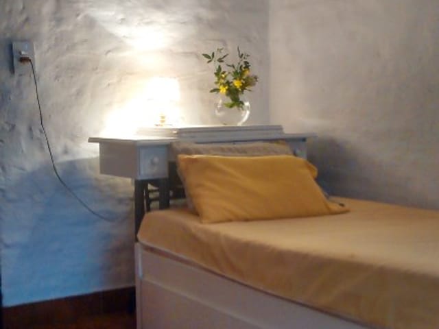 4o. Dormitorio con toilette, ducha e inodoro