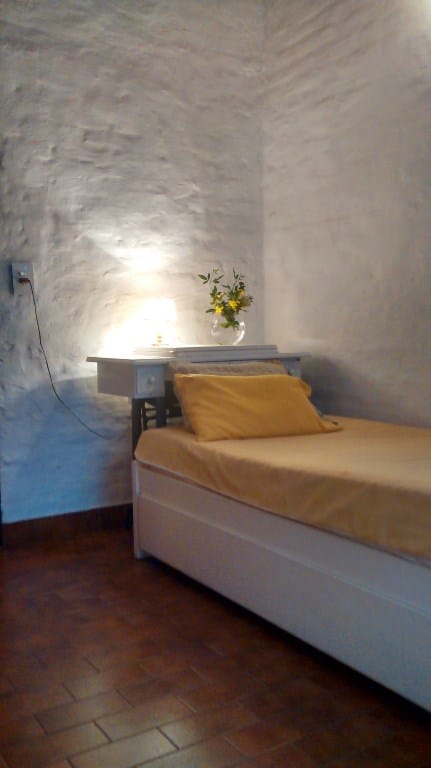 4o. Dormitorio con toilette, ducha e inodoro