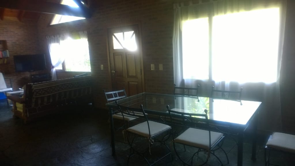 comedor bien iluminado luz natural, frente