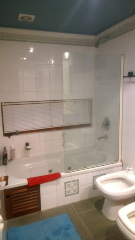 baÃ±o en suit, baÃ±eta con vista al patio