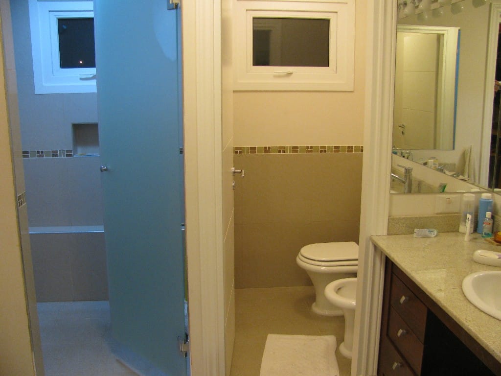 Vista baño completo en Suite Vestidor