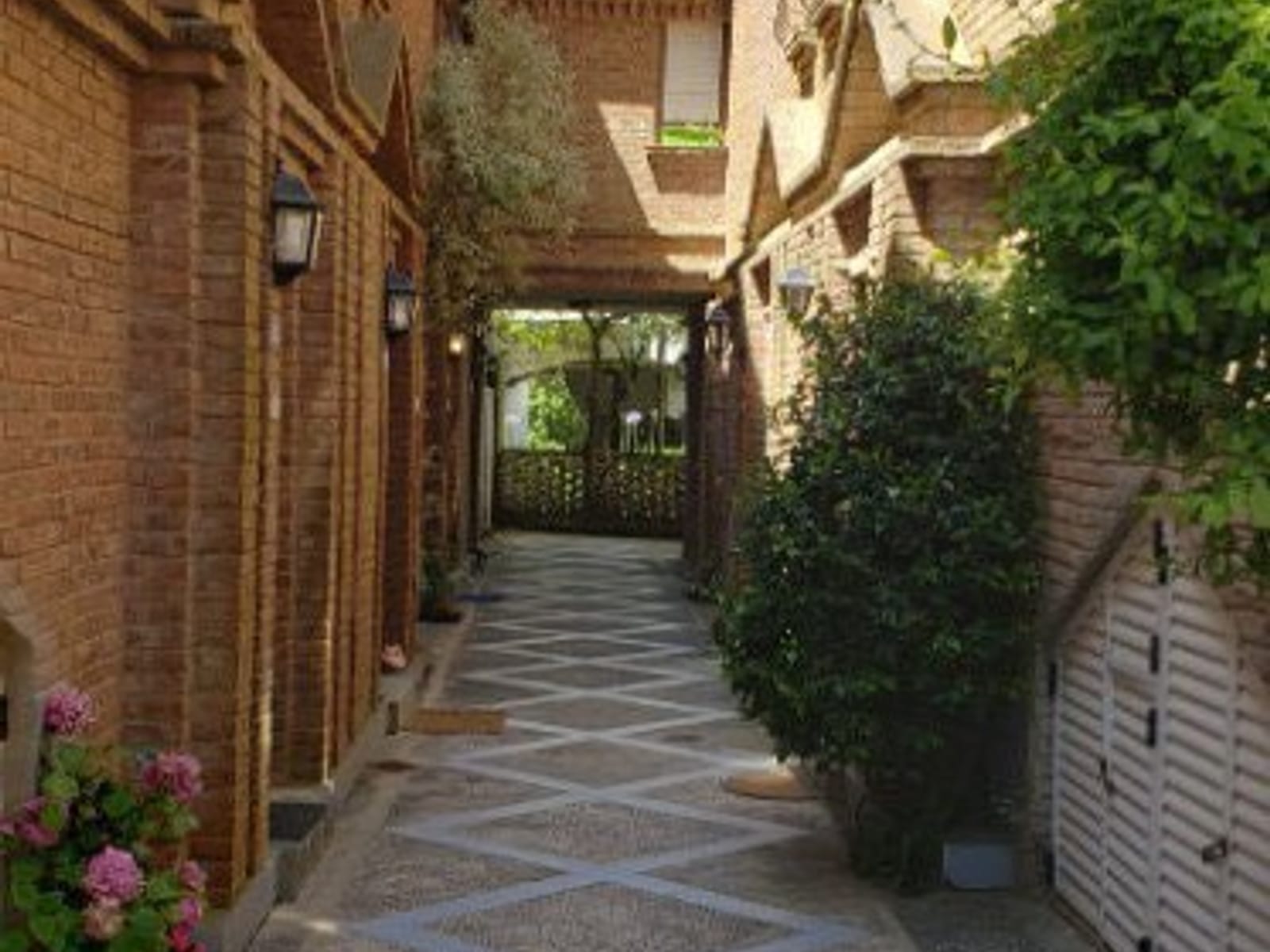 DUEÑO ALQUILA......Triplex IMPECABLE  a una cuadra del mar !!!!