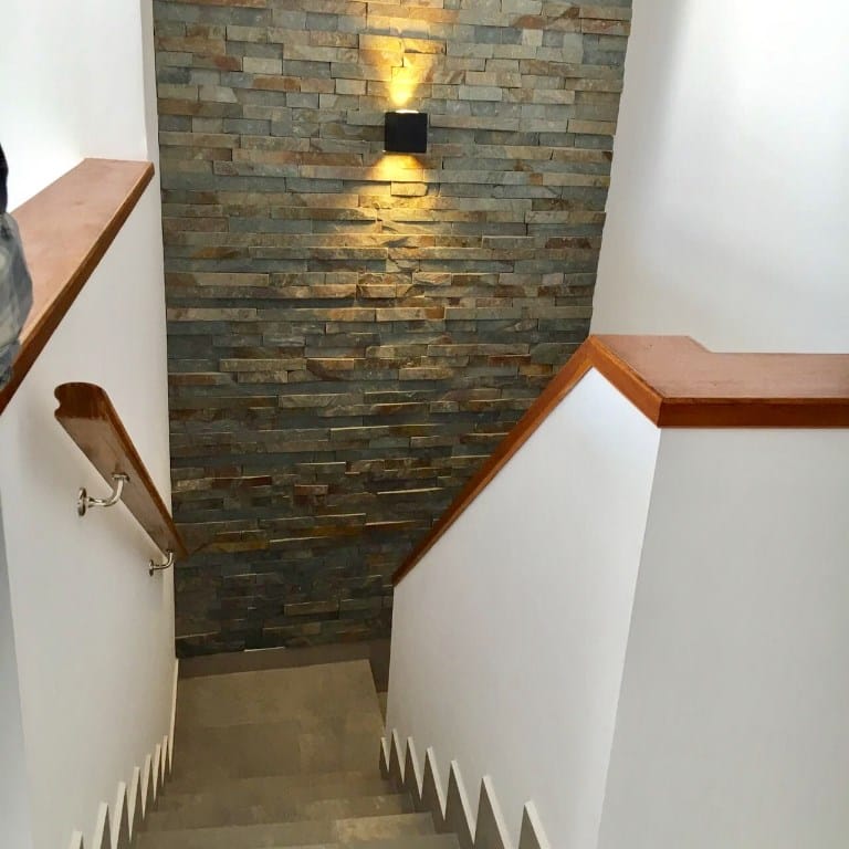 ESCALERA PARA IR A LAS HABITACIONES
