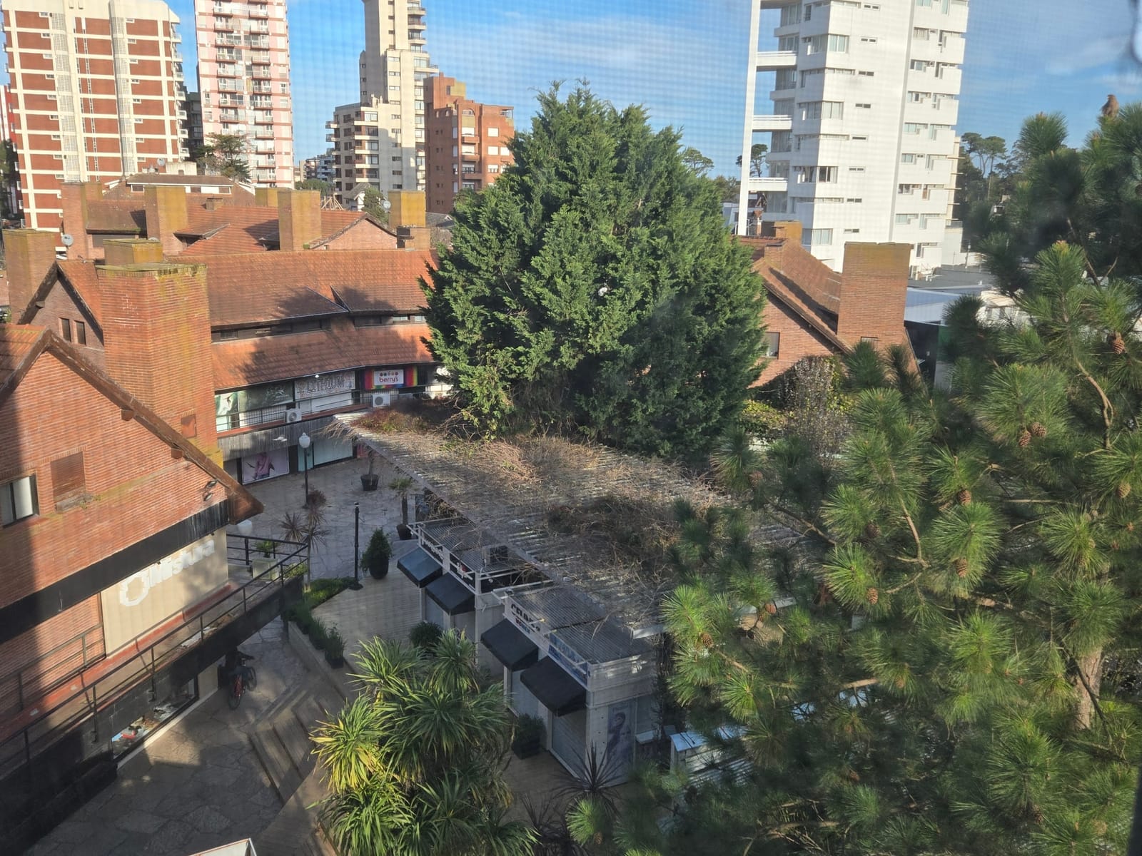 PINAMAR centro para 6 acepto jovenes u$s200