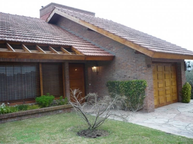 Frente-entrada y garage