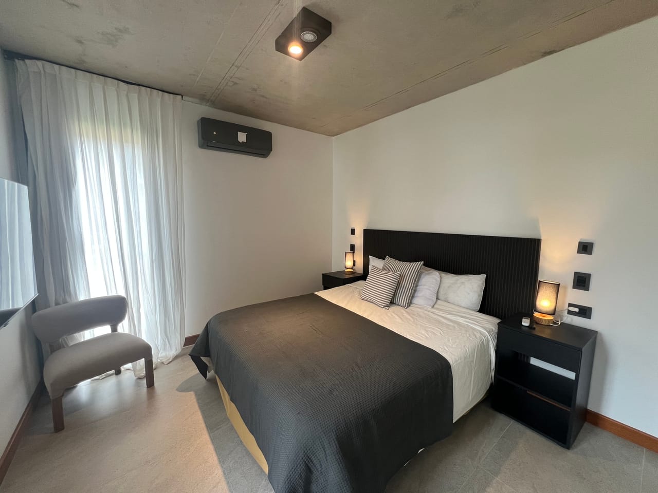 1er dormitorio en suite con placard, aire acondicionado y LCD
