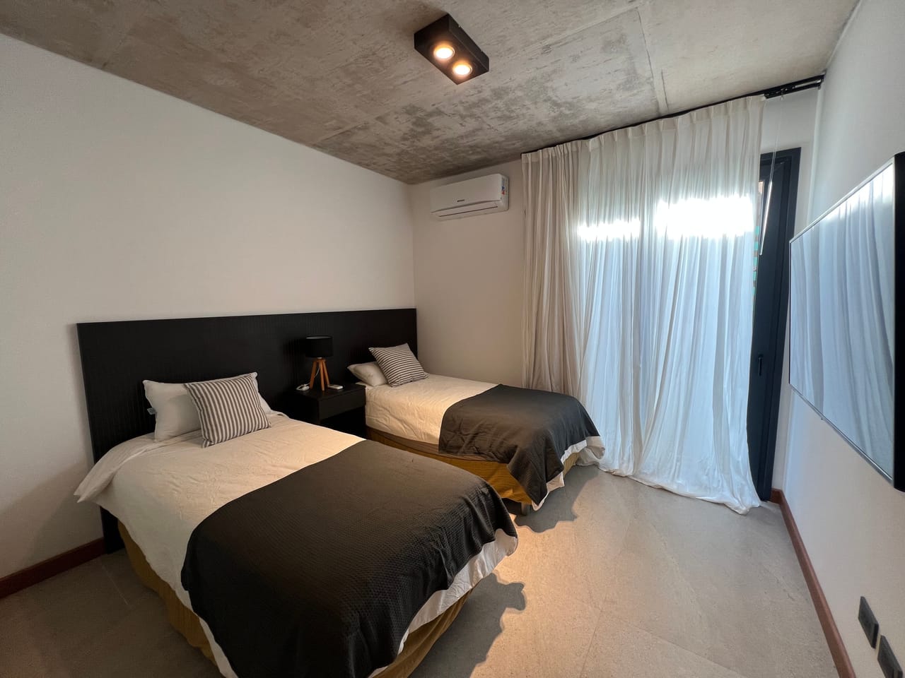 2 dormitorio con dos camas simples,LCD,aire acondicionado y placard