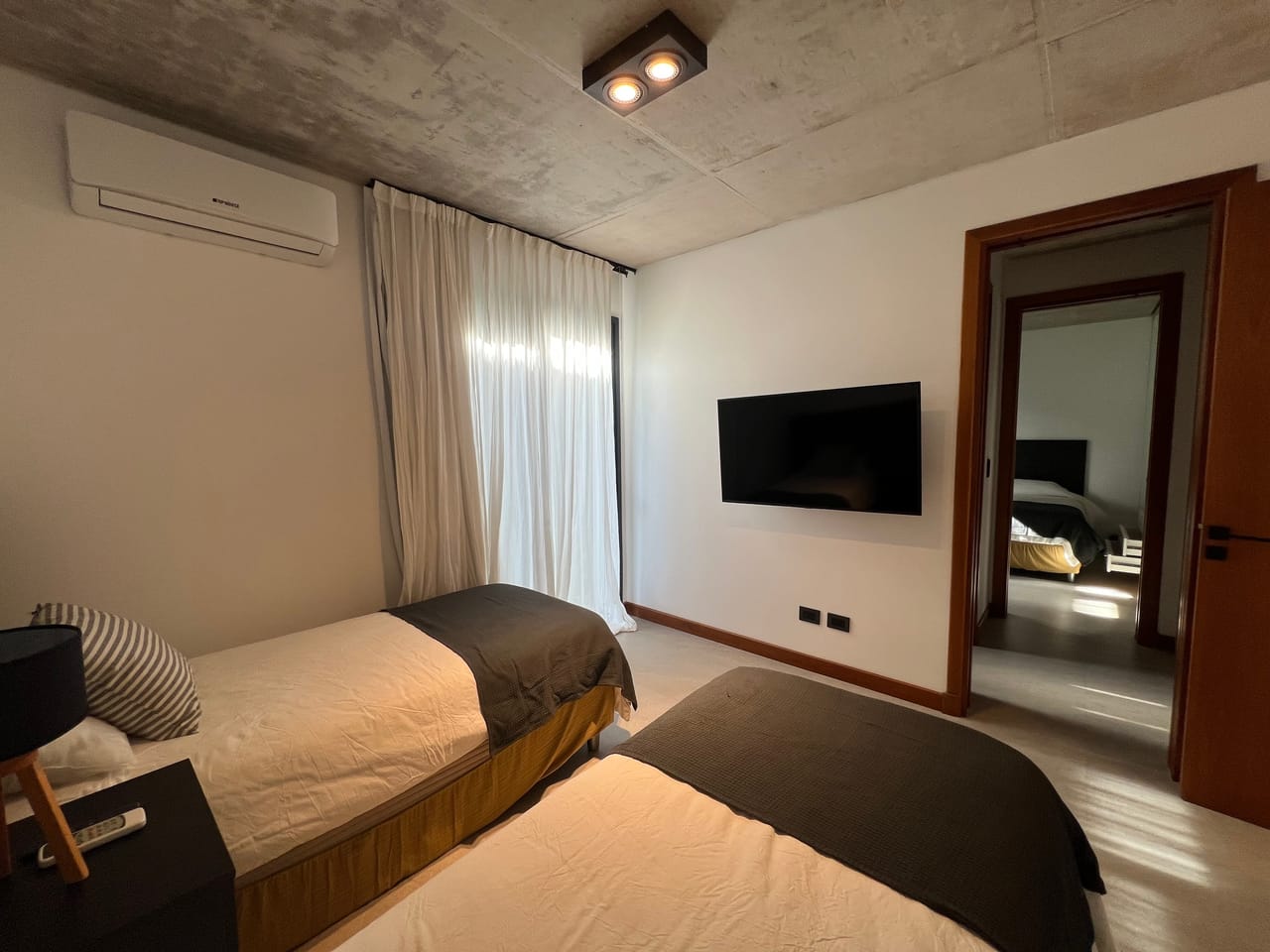 3 dormitorio con dos camas simples, en semi suite , con aire acondicionado, placard, LCD