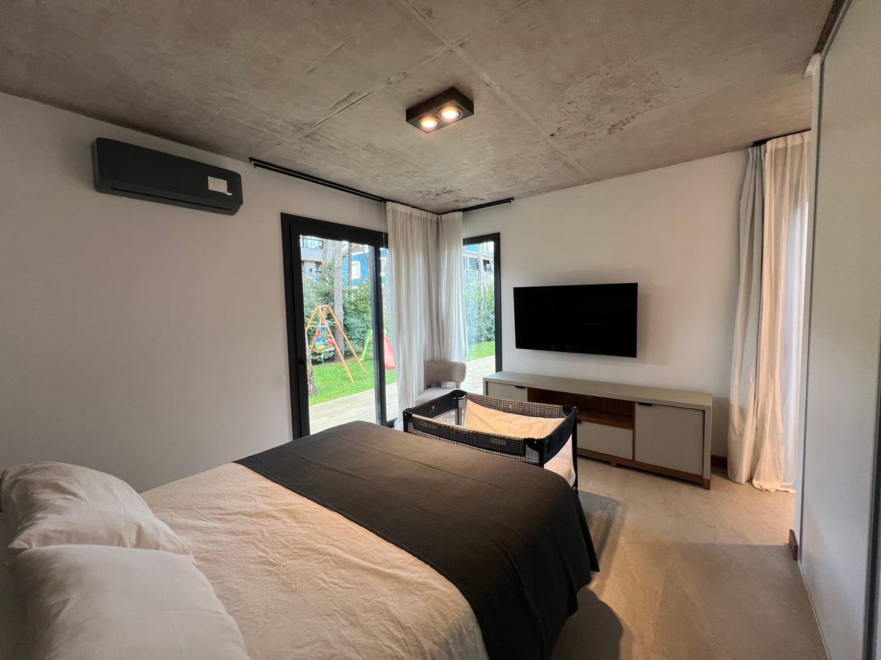 4to dormitorio, principal en suite con placard, LCD, baño completo con ducha y aire acondicionado
